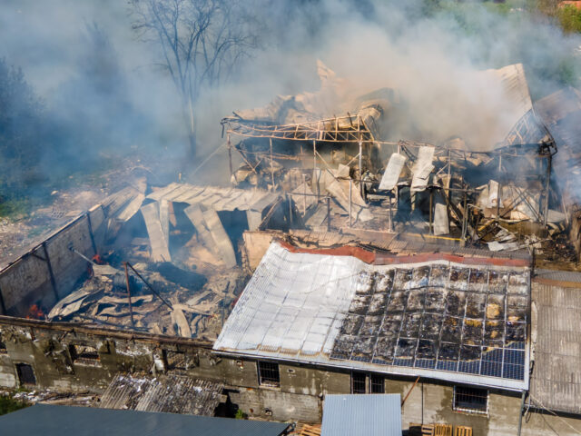 le toit du Gymnase de MontBonnot-Saint-Martin en partie détruit par les flammes